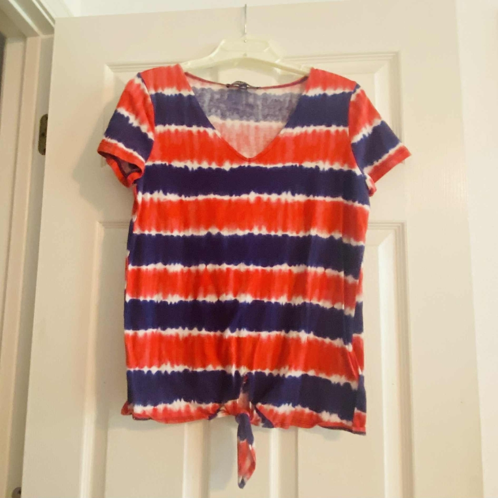 Jones New York Tie-Dye Red and Blue Short Sleeve Top